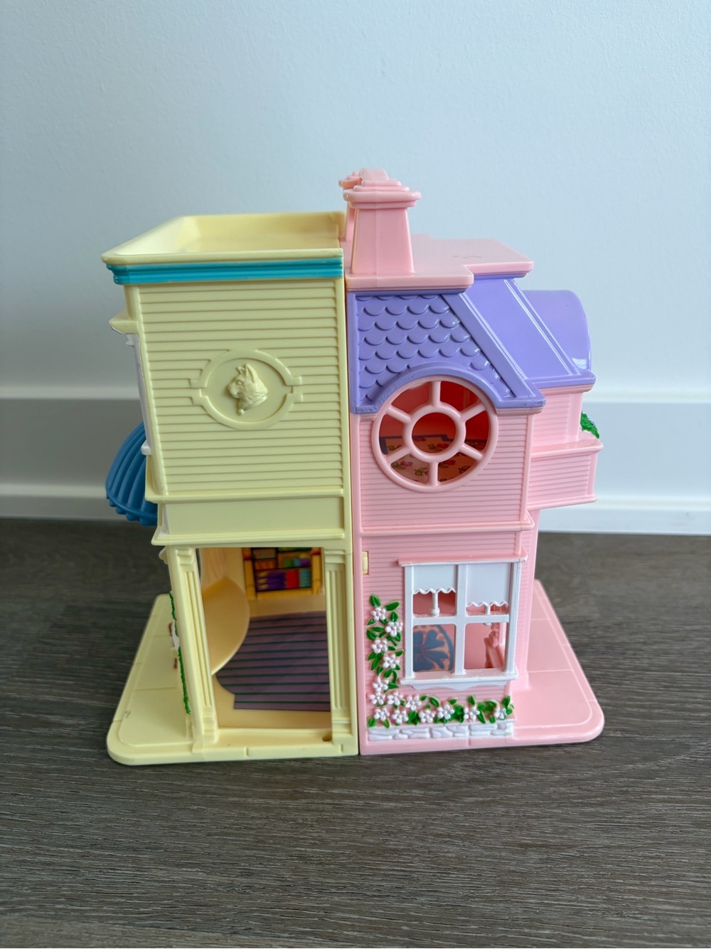 Fisher-Price Sweet Streets Pet Shop & Beauty Salon dollhouse - Picture 3 of 5